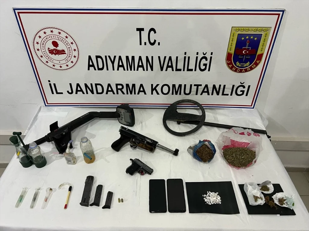 Adıyaman'ın Gölbaşı ilçesinde düzenlenen uyuşturucu operasyonunda 14 şüpheli gözaltına alındı. Operasyonda 80,98 gram sentetik uyuşturucu, 2 gram kenevir tohumu, 1,75 gram kubar esrar, 14 uyuşturucu kullanma aparatı, 2 tabanca, 4 şarjör, 2 mermi ve dedektör ele geçirildi.