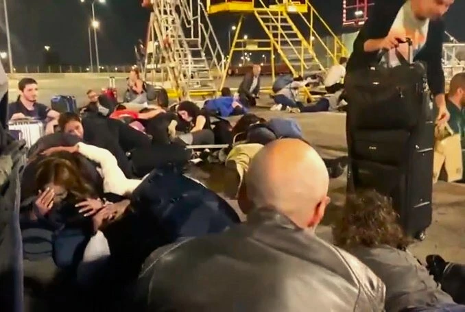 İsrail acil yardım servisi, saldırı sırasında sığınaklara kaçmaya çalışan 13 kişinin yaralandığını duyurdu