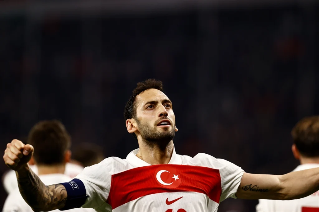 A Milli Futbol Takımı oyuncusu Hakan Çalhanoğlu attığı gol sonrası sevinç yaşadı.