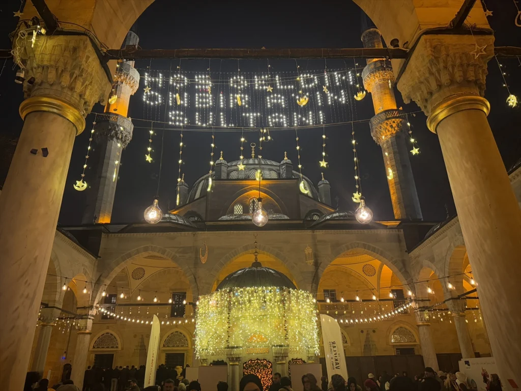 tarihi Valide-i Cedid Camii'nde Ramazan Şenliği