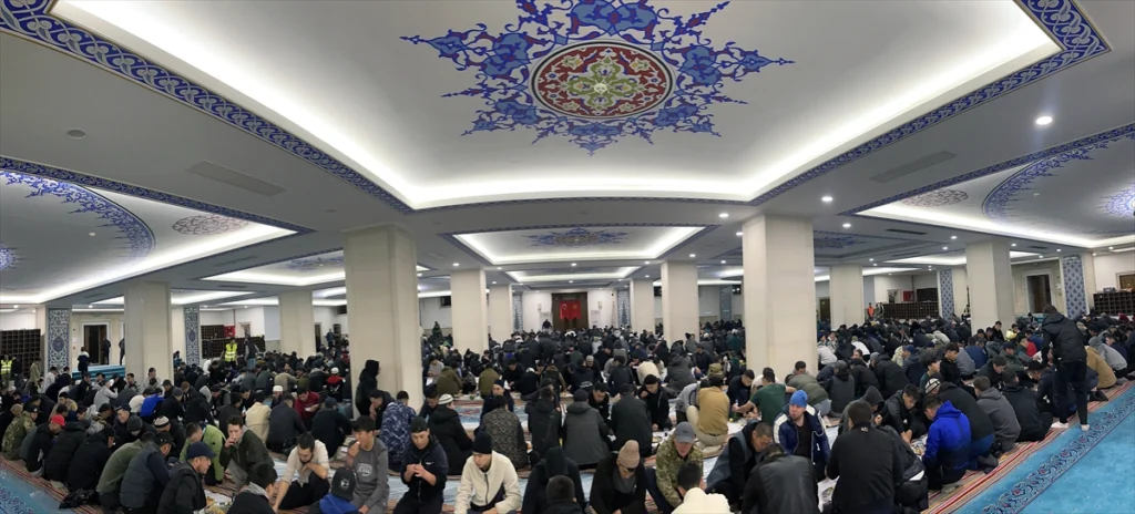 Türk İşbirliği ve Koordinasyon Ajansı Başkanlığı (TİKA), Kırgızistan'ın başkenti Bişkek'te 2 bin kişilik iftar verdi.
