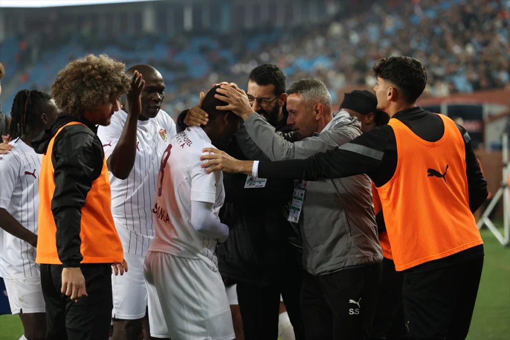  Atakaş Hataysporlu futbolcu Chandrel Massanga, attığı golün ardından sevincini takım arkadaşlarıyla paylaştı 