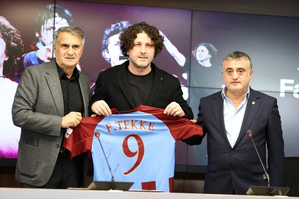 Trabzonspor, teknik direktör Fatih Tekke (solda) ile sözleşme imzaladı. Papara Park'taki imza töreninde kulüp Başkan Yardımcısı Serkan Kılıç (sağda) ile teknik direktörlük görevinden ayrılan Şenol Güneş (solda) yer aldı.