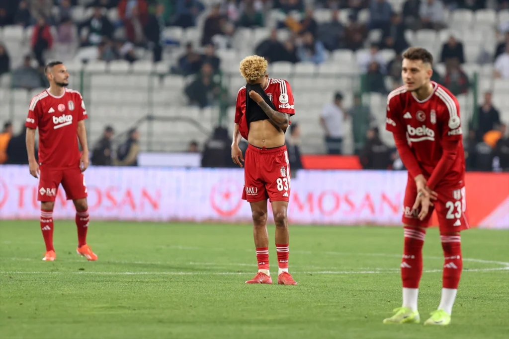 Trendyol Süper Lig'in 28. haftasında TÜMOSAN Konyaspor ile Beşiktaş, Medaş Konya Büyükşehir Stadyumu’nda karşılaştı. Karşılaşmayı kaybeden Beşiktaşlı oyuncu Gedson Fernandes (83) üzüntü yaşadı.