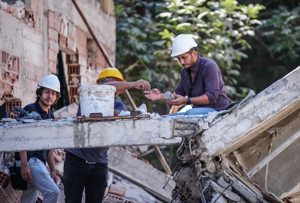 Balıkesir’de Depremde Yıkılan Binadan Karot Numunesi Alındı