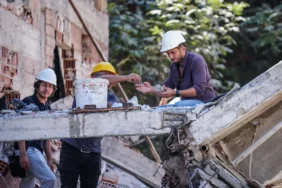 Balıkesir’de Depremde Yıkılan Binadan Karot Numunesi Alındı