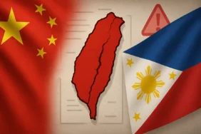 Çin ve Filipinler bayrakları arasında yer alan kırık Tayvan haritası, diplomatik gerilimi simgeleyen uyarı işareti ve belge arka planıyla birlikte; Tayvan üzerinden yaşanan Çin-Filipinler krizi temalı haber görseli.