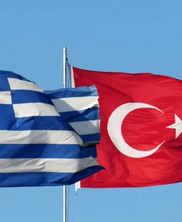 Türkiye ile Yunanistan arasındaki köklü rekabet, Ege Denizi’ndeki toprak anlaşmazlıklarının ötesine geçerek Doğu Akdeniz’de karmaşık bir jeopolitik bilmeceye dönüşmüştür. Bu ilişkilerin geleceği, “askeri çatışma tehdidi” ile “ekonomik ve enerji iş birliği fırsatları” arasında gidip gelmektedir. Önümüzdeki on yıllarda bu iki komşunun kaderini belirleyecek olan sadece askeri caydırıcılık değil, aynı zamanda kriz yönetimi kapasiteleri ve küresel güçlerin de rol oynadığı bu bölgede, çatışmacı politikalardan sürdürülebilir diplomasiye geçiş yapabilme yetenekleridir.