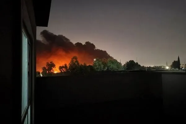 ABD ve Suudi Arabistan’ın Irak’a düzenlediği ortak hava saldırısının ardından hedef alınan bölgeden yükselen alevler ve yoğun duman; Bağdat, operasyonu ülkenin egemenliğinin açık bir ihlali olarak nitelendirdi.