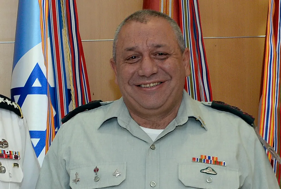 İsrail’in eski Genelkurmay Başkanı Gadi Eisenkot, İsrail bayrağının önünde askerî üniformasıyla