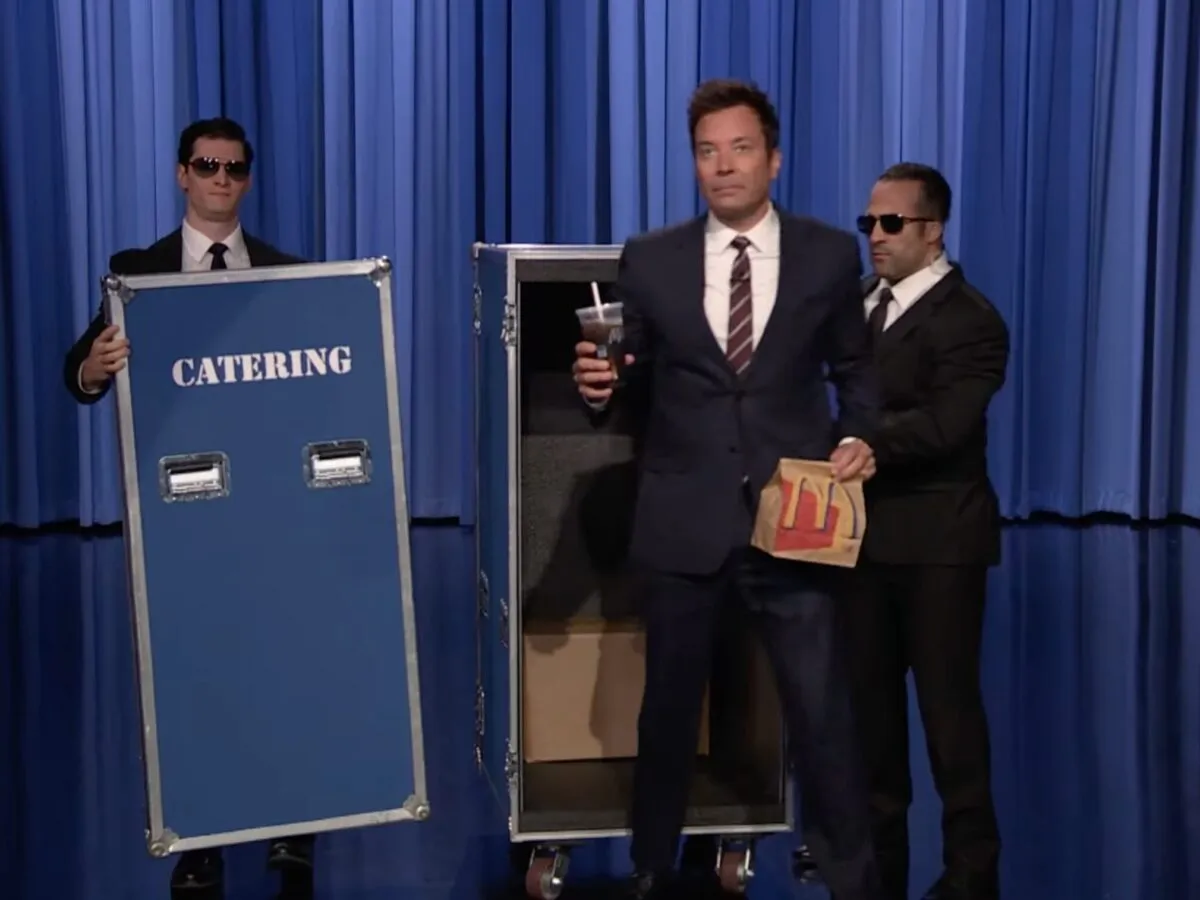 Jimmy Fallon, programındaki mizahi bir bölümde elinde içecek ve McDonald’s poşetiyle sahne kapısından çıkarken; bu skeç, Trump’ın bir ikram aracıyla gizlice nakledilmesi olayını mizah konusu yapıyor.