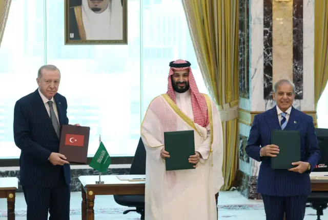 Recep Tayyip Erdoğan, Muhammed bin Selman ve Şahbaz Şerif, Türkiye, Suudi Arabistan ve Pakistan arasında imzalanan Mekke Ortak Savunma Anlaşması’nın belgelerini ellerinde tutuyor.