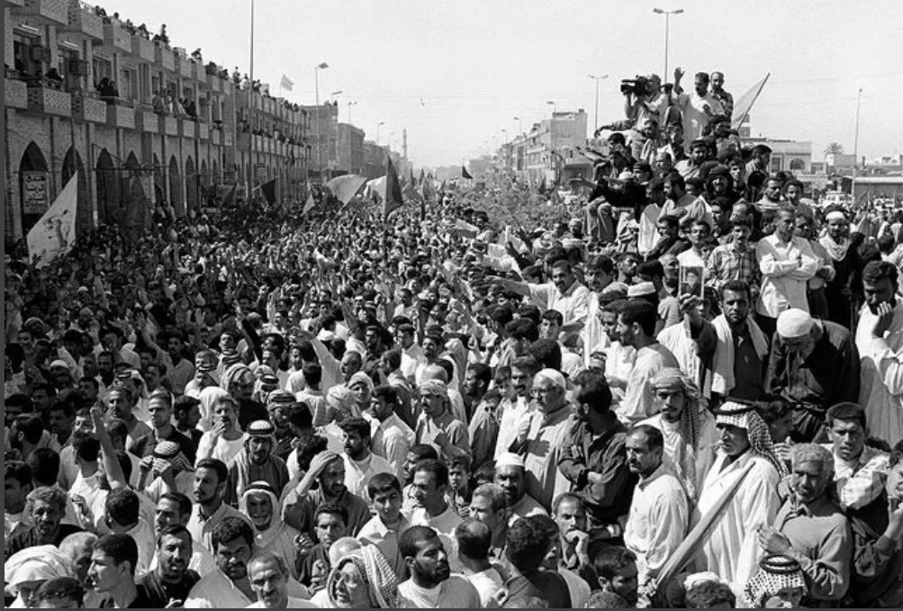 Saddam yönetiminin devrilmesinden sonraki ilk büyük Erbain yürüyüşünden tarihî bir görüntü; binlerce Iraklı ziyaretçi, yıllar süren kısıtlamaların ardından Kerbela yolunda özgürce bir araya geliyor.