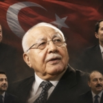 Merkezde Necmettin Erbakan'ın, çevresinde ise Türkiye'deki sonraki kuşak İslamcı siyasetçileri temsil eden isimlerin yer aldığı sembolik bir görsel. Arka plandaki Türk bayrağıyla birlikte görsel, Erbakan'ın Millî Görüş'ün oluşumundaki ve Türkiye'de siyasal İslam üzerindeki etkisini yansıtıyor.