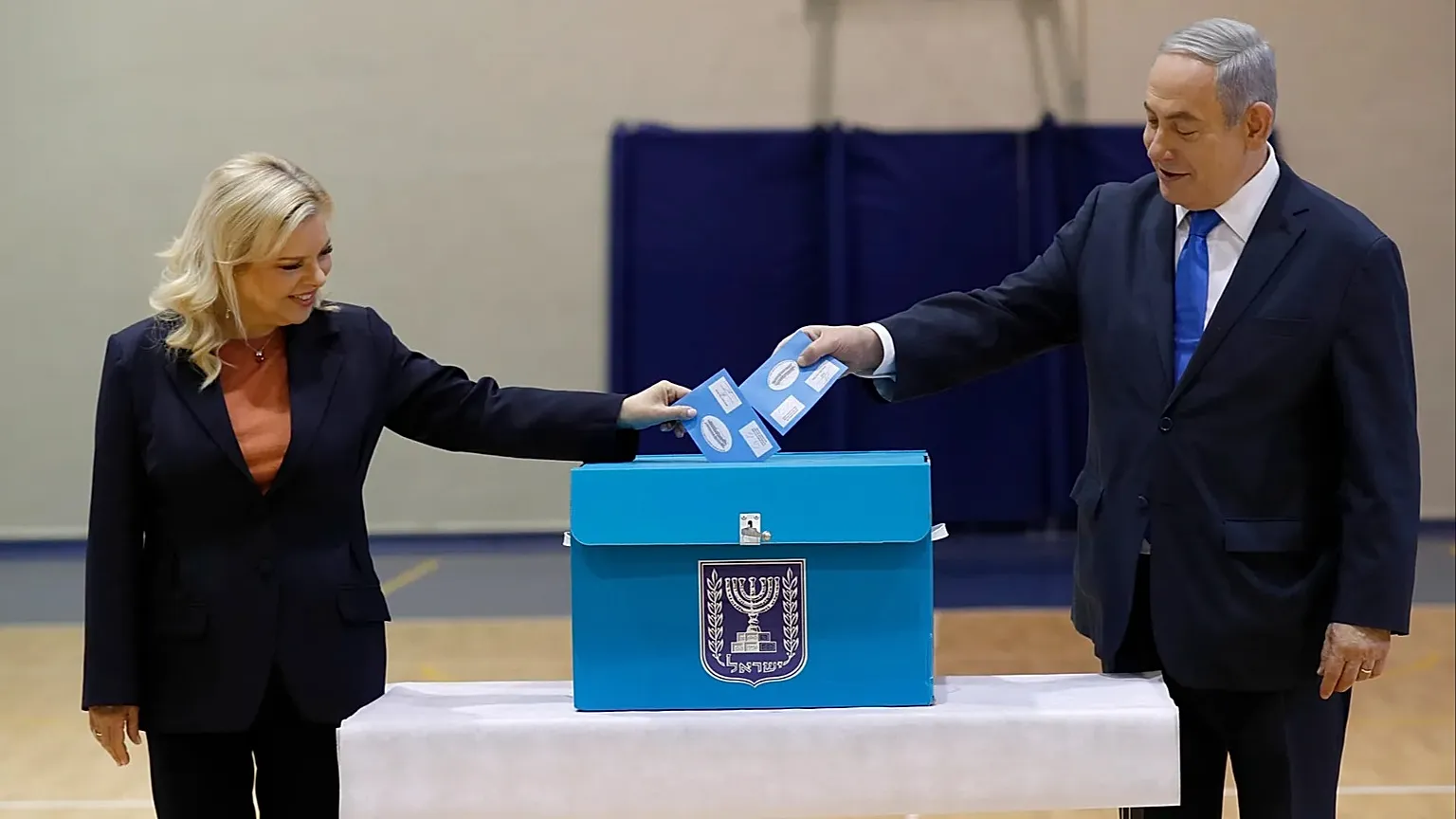 Binyamin Netanyahu ve eşi Sara, İsrail seçimlerinde oy pusulalarını sandığa atarken