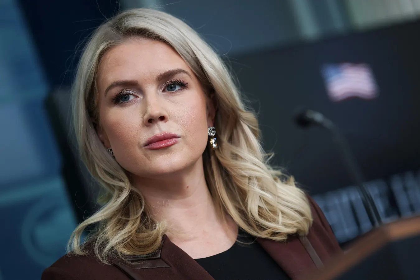Beyaz Saray Sözcüsü Karoline Leavitt, ağustos sonunda görevinden ayrılma kararını açıklamasının ardından; Leavitt, bu kararın gerekçesi olarak iki küçük çocuğuna daha fazla zaman ayırmak istediğini belirtti. Bu haberin, Trump’ın Ankara’dan gizlice başka bir uçağa nakledilmesinin ortaya çıkmasıyla aynı döneme denk gelmesi, istifanın uçak olayıyla bağlantılı olduğu yönünde söylentilere yol açtı