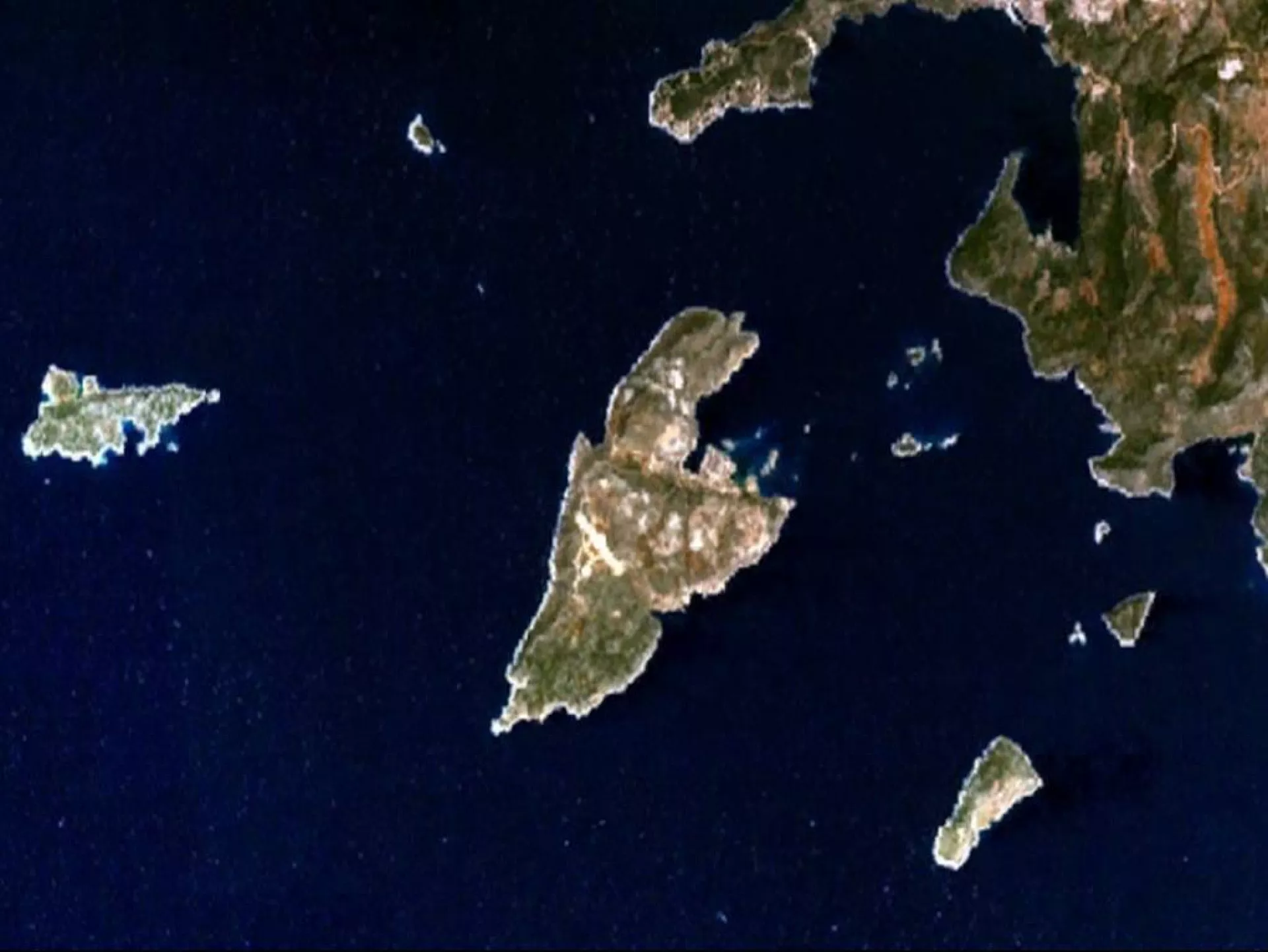 Türkiye’nin güney kıyılarının yakınında bulunan Yunanistan’a ait Kastellorizo (Meis) Adası’nın uydu görüntüsü; kıta sahanlığı ve deniz yetki alanlarının sınırlandırılması konusunda Ankara ile Atina arasındaki anlaşmazlığın en hassas noktalarından biri olan küçük ancak stratejik bir ada.
