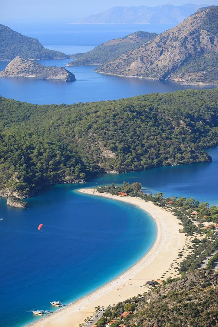 Türkiye’nin güneybatısındaki Fethiye kıyıları ve turkuaz renkli denizden bir görünüm; yeni deniz milli parklarının oluşturulmasıyla çevre korumasının Türkiye ile Yunanistan’ın Ege ve Doğu Akdeniz’deki uzun süredir devam eden anlaşmazlıklarıyla kesiştiği deniz coğrafyasının bir parçası.