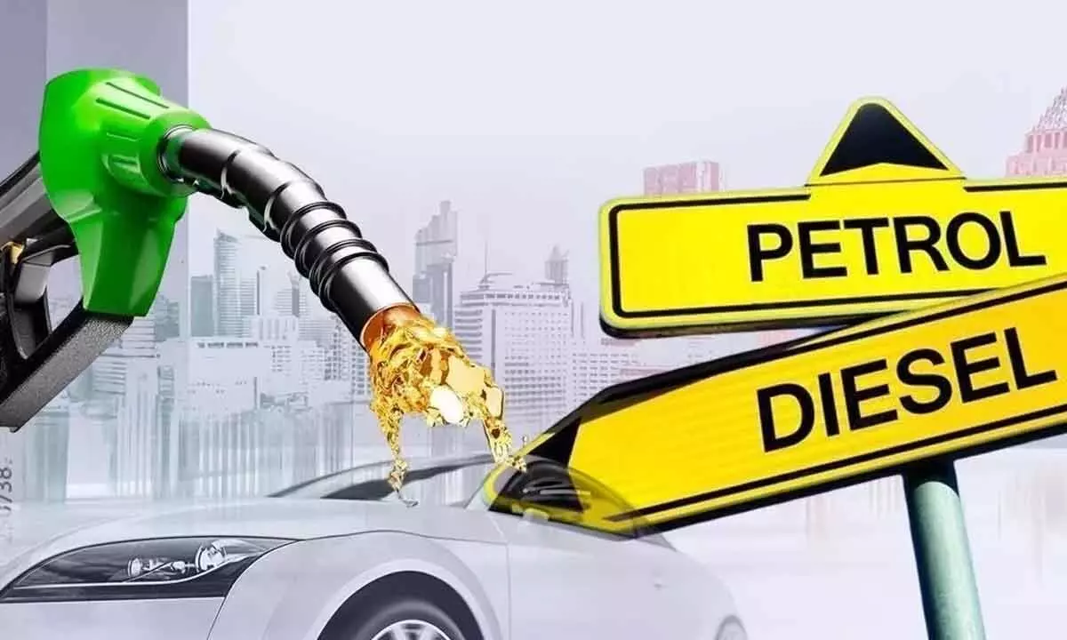 Akaryakıt pompası, otomobil ve “PETROL” ile “DIESEL” tabelalarının yer aldığı kavramsal görsel; akaryakıt fiyatlarındaki artışı ve bunun ulaşım maliyetleri ile tüketiciler üzerindeki etkisini simgeliyor.