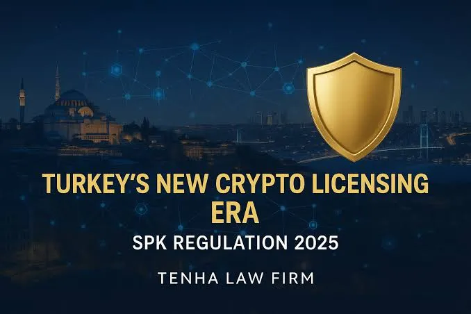 Türkiye’de kripto para piyasasının yeni düzenleme ve lisanslama dönemine geçişini anlatan kavramsal görsel; arka planda İstanbul silüeti, güvenliği simgeleyen kalkan ve Sermaye Piyasası Kurulu’nun (SPK) 2025 düzenlemelerine ilişkin ifade yer alıyor.