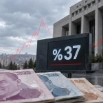 Türkiye Cumhuriyet Merkez Bankası binasının önündeki Türk lirası banknotları, yüzde 37 faiz göstergesi ve ekonomideki kırılganlığı simgeleyen dalgalı kırmızı grafik.