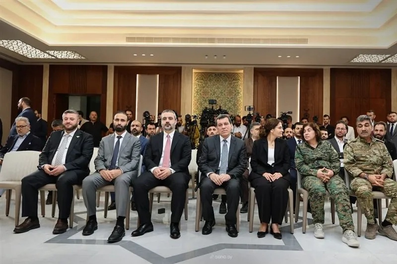 Suriyeli yetkililer ve temsilciler, askeri komutanlar ve Suriye Demokratik Güçleri mensuplarıyla birlikte bir toplantıda görülüyor.
