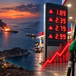 Sol tarafta Hürmüz Boğazı’nda alevler içindeki bir petrol tankeri; sağ tarafta ise akaryakıt pompaları ve yükselen fiyatları gösteren kırmızı grafik bulunan birleşik görsel.