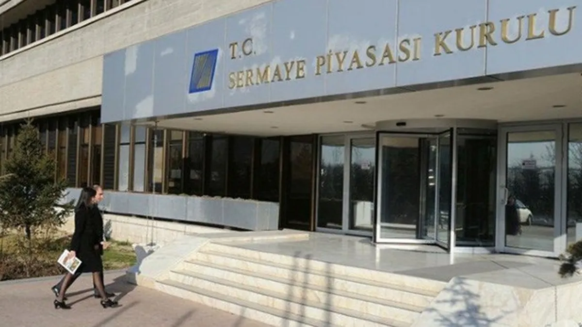 Türkiye Sermaye Piyasası Kurulunun (SPK) resmî adının yer aldığı kurum binasının giriş cephesi.