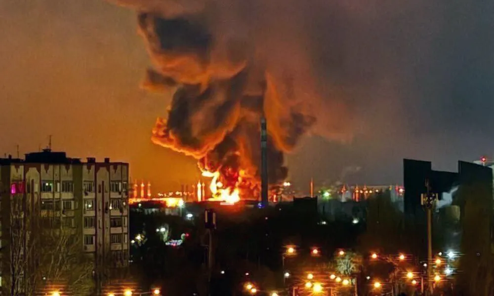 Gece saatlerinde bir kent bölgesinde meydana gelen büyük patlama ve yangın; binaların arasında yükselen alevler ve yoğun duman görülüyor.