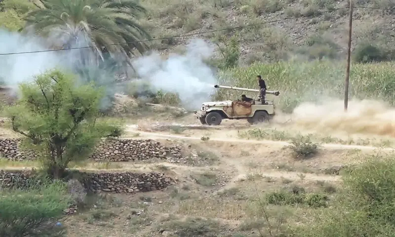 Suudi Arabistan destekli Yemen hükümet güçleri, Taiz’in batısındaki El-Kadha bölgesinde Ensarullah mevzilerine ateş açıyor, 8 Eylül 2026. 