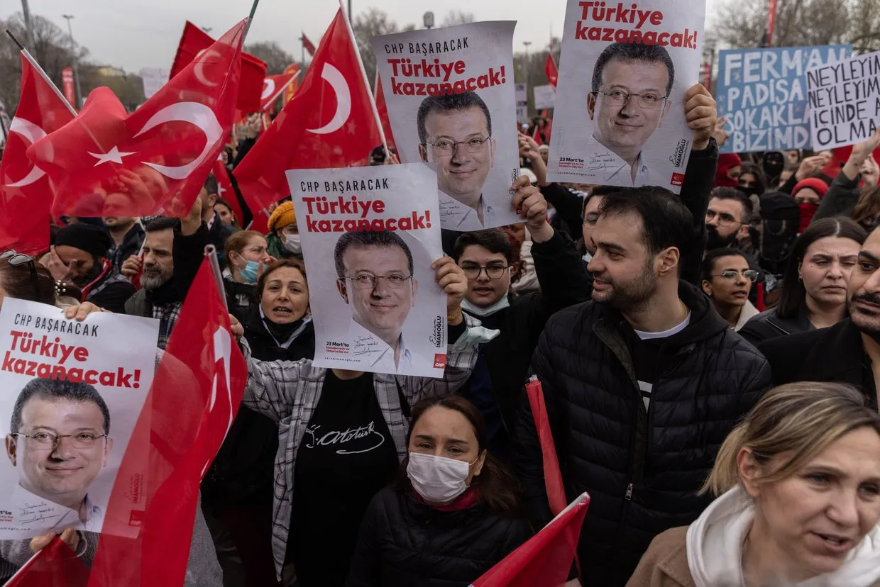 Türk bayrakları ve “CHP başaracak, Türkiye kazanacak!” sloganlı Ekrem İmamoğlu posterleri taşıyan protestocular.