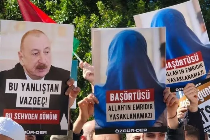 Türkiye'de protestocular, Azerbaycan Cumhurbaşkanı İlham Aliyev'in fotoğraflarını ve “Başörtüsü Allah'ın emridir, yasaklanamaz!” yazılı pankartları taşıyarak Azerbaycan'daki başörtüsü yasağını protesto ediyor.