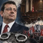 Ekrem İmamoğlu’nun portresini, ön plandaki kelepçeleri, mahkeme salonunu ve Türk bayraklarıyla onun posterlerini taşıyan protestocuları birleştiren yapay zekâ üretimi görsel.