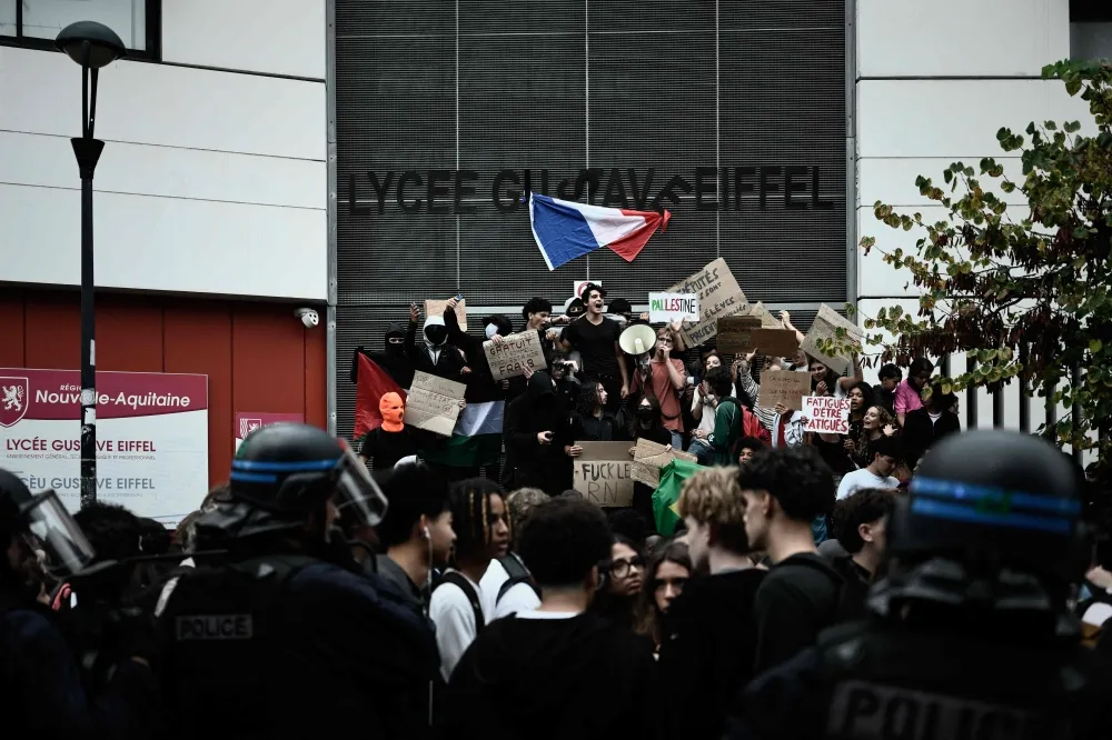 Lille’de eğitim koşullarını protesto eden lise öğrencilerinin karşısında güvenlik güçleri.