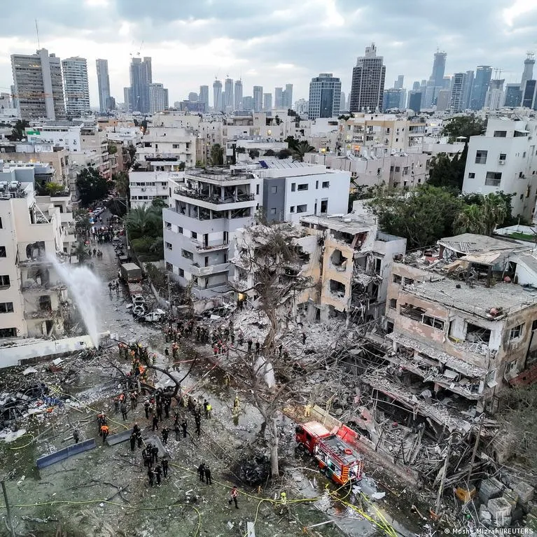 Tel Aviv’de bir mahallede yıkılan binaların ve enkazın, kurtarma ekipleri ve bir itfaiye aracıyla birlikte havadan görünümü.