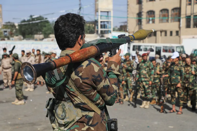 Ensarullah güçlerinden bir savaşçı, Yemen’de düzenlenen askerî seferberlik sırasında. Fotoğraf: AP